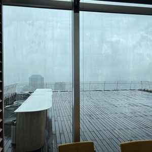 屋外テラスの写真です。天気が良ければここでデザートビュッフェも楽しめるようです。