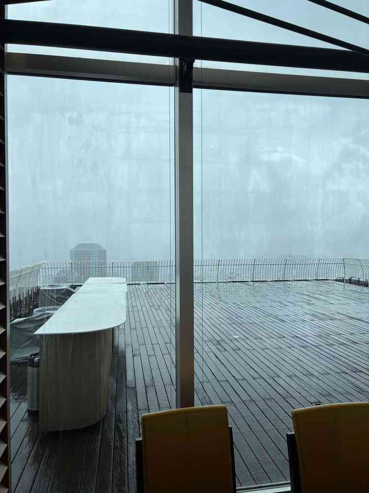 屋外テラスの写真です。天気が良ければここでデザートビュッフェも楽しめるようです。