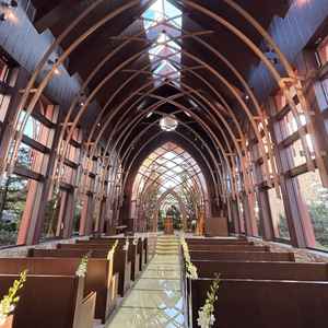 ガラスのチャペルの内部。天井がとても高く、天窓があるため全方位から光が取り込めます。