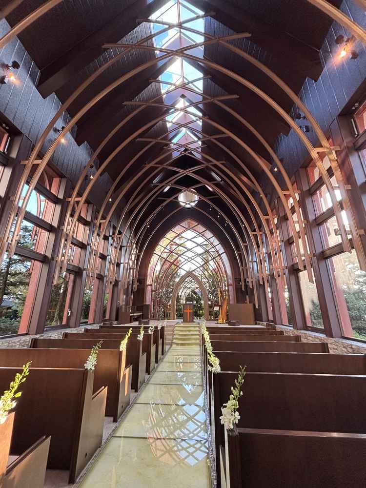 ガラスのチャペルの内部。天井がとても高く、天窓があるため全方位から光が取り込めます。