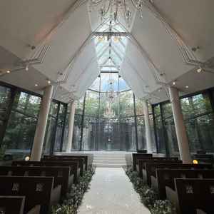 滝の流れるチャペル。緑があふれる自然豊かな雰囲気が魅力的です。天井も高く、開放感があります。