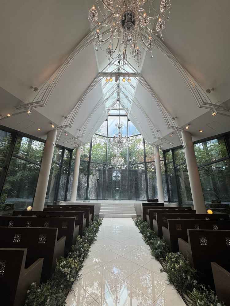 滝の流れるチャペル。緑があふれる自然豊かな雰囲気が魅力的です。天井も高く、開放感があります。