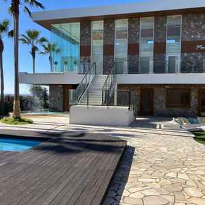 チャペルへ向かう、ガーデン。プールがあったり、外国のような広々したガーデンでした。