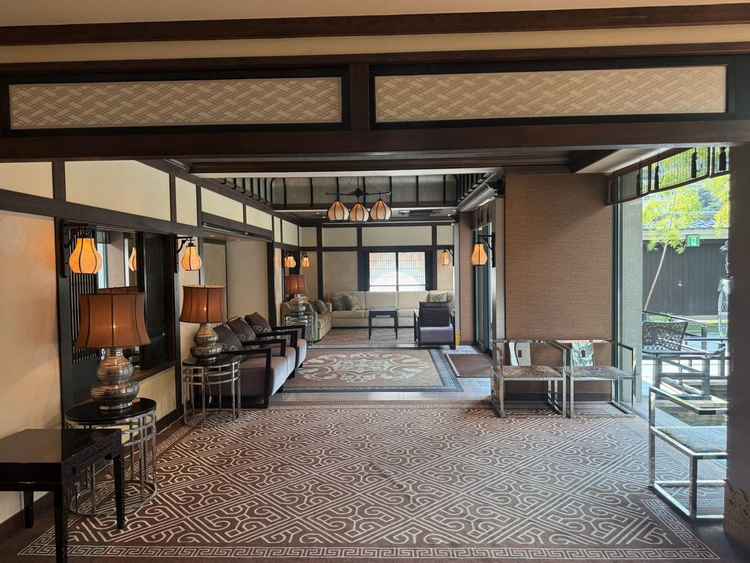少人数の披露宴会場にある空間です。待合室などに使用できるのではないかと思います。