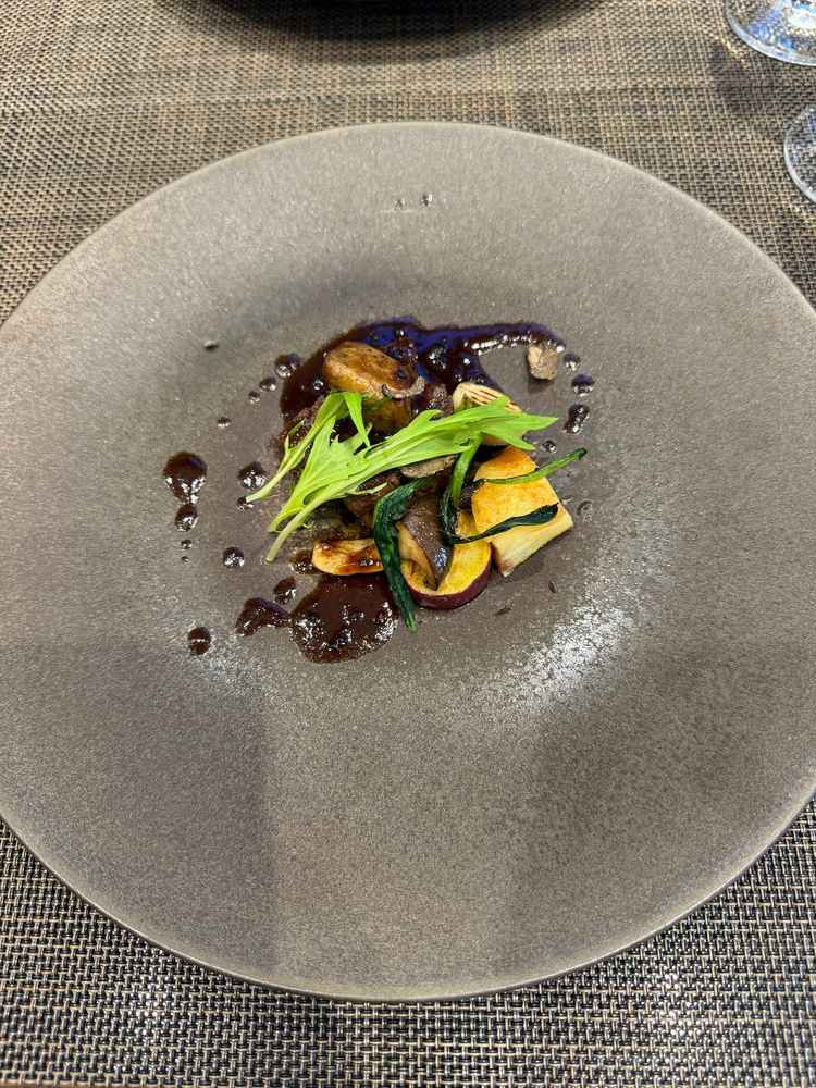 メインのお肉料理、牛肉のフィレ肉にフォアグラが乗っていてとても贅沢なひと皿でした。