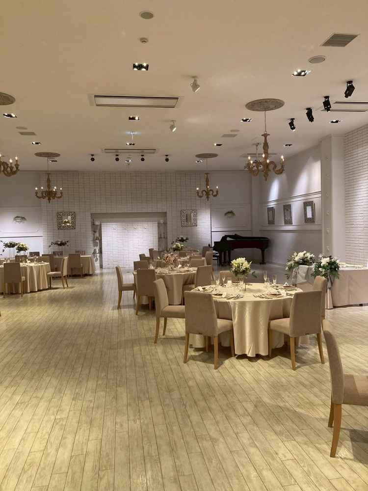 披露宴会場。開放感があり華やか