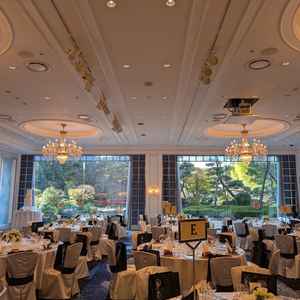 鳳凰の間になります。窓から庭園が見えるので花の装飾は最低限でも映えるとのことです。