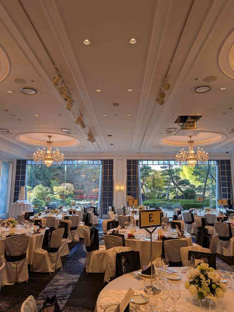 鳳凰の間になります。窓から庭園が見えるので花の装飾は最低限でも映えるとのことです。