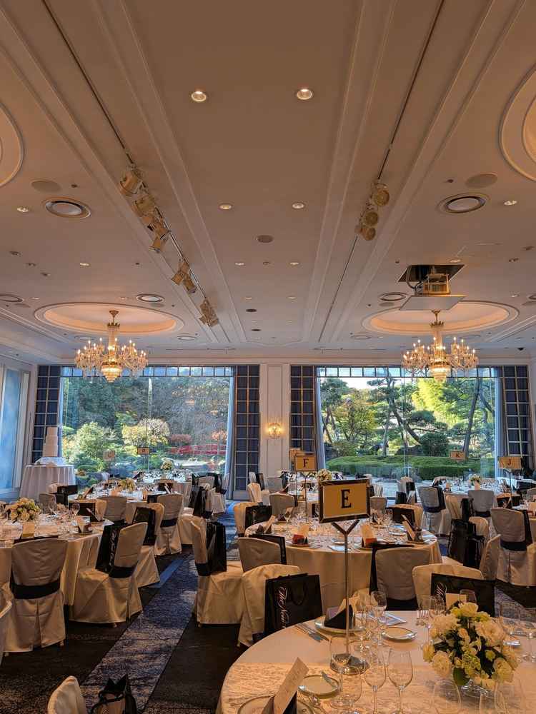 鳳凰の間になります。窓から庭園が見えるので花の装飾は最低限でも映えるとのことです。