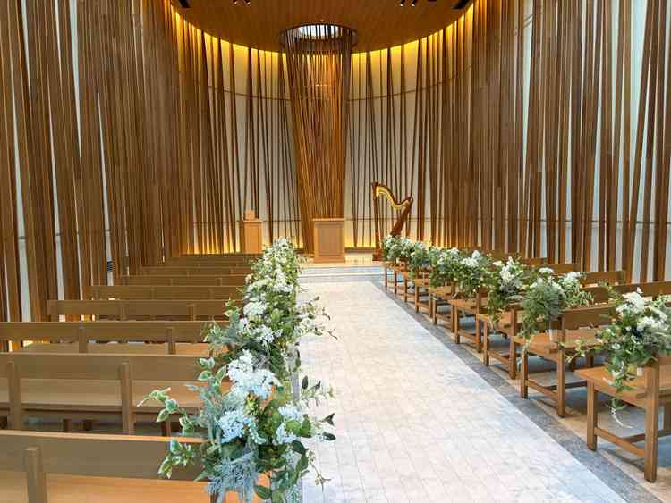 チャペルの写真です。木が中心の綺麗なところでした。