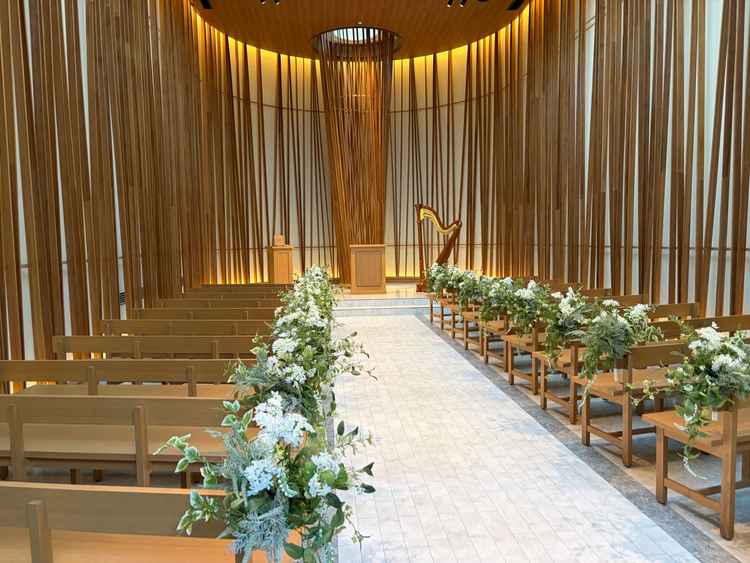 チャペルの写真です。木が中心の綺麗なところでした。