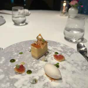 デザート。手前はソルベとメレンゲの組み合わせ。