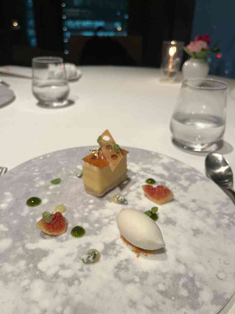 デザート。手前はソルベとメレンゲの組み合わせ。