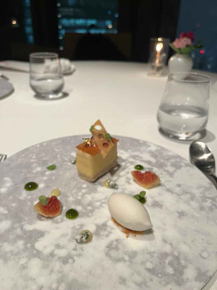 デザート。手前はソルベとメレンゲの組み合わせ。