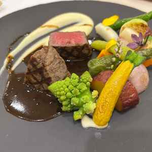 メイン料理の食べ比べ試食の写真です。野菜に甘味があり、お肉も柔らかくてとても美味しかったです。