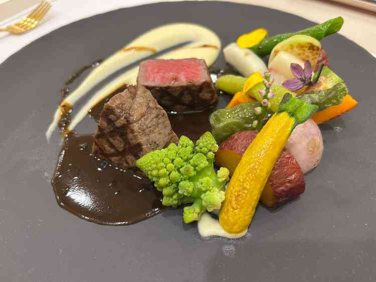 メイン料理の食べ比べ試食の写真です。野菜に甘味があり、お肉も柔らかくてとても美味しかったです。
