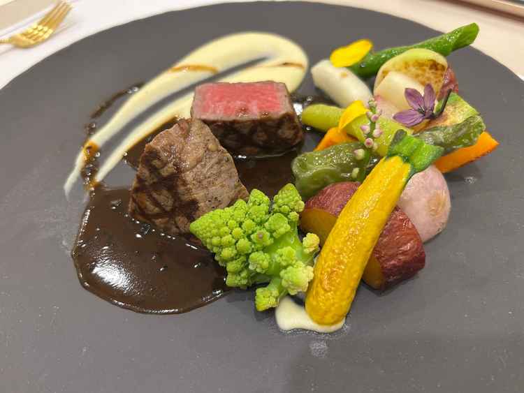 メイン料理の食べ比べ試食の写真です。野菜に甘味があり、お肉も柔らかくてとても美味しかったです。