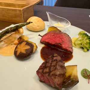 見た目も味もとても素晴らしいフルコース料理でした！お肉は柔らかくお相手も喜んでいました！美味しかった