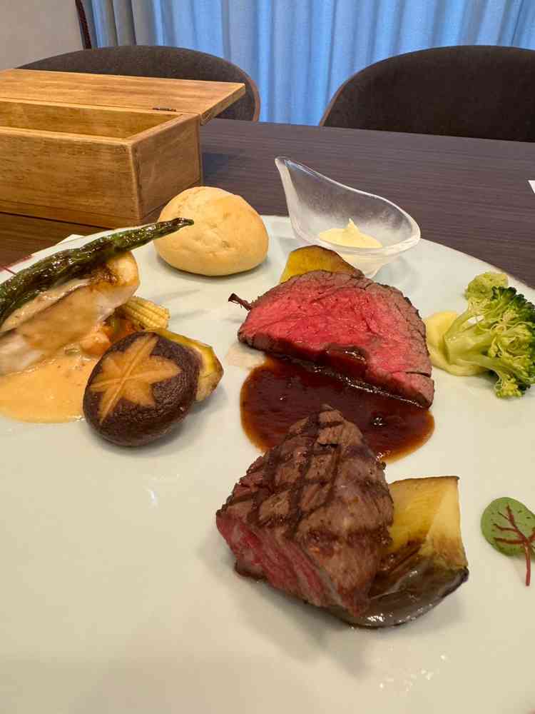見た目も味もとても素晴らしいフルコース料理でした！お肉は柔らかくお相手も喜んでいました！美味しかった