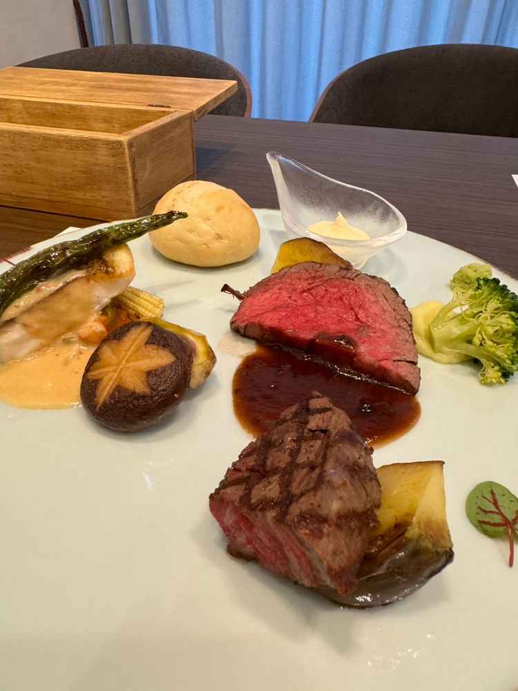見た目も味もとても素晴らしいフルコース料理でした！お肉は柔らかくお相手も喜んでいました！美味しかった
