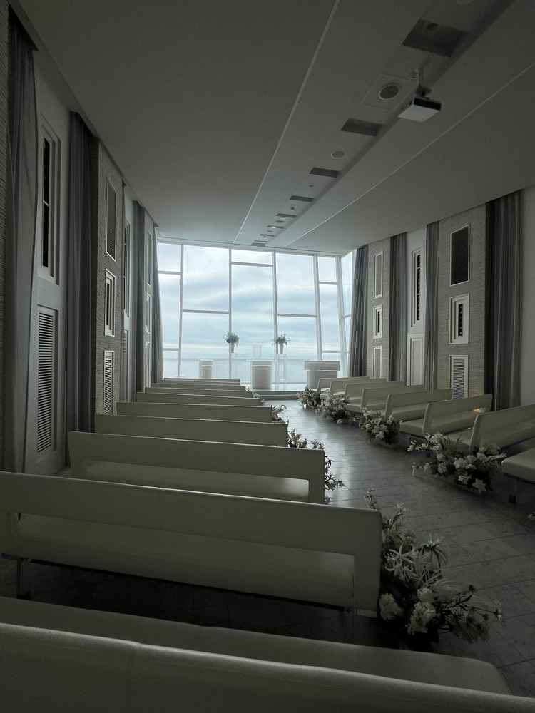 開放的で海が見えるチャペル