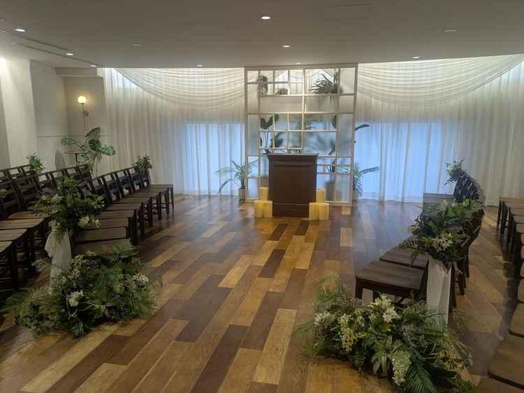 従来のとは異なる、椅子が中央を向いているチャペル。ゲストが新郎新婦の登場や向かい側のゲストを見れる。