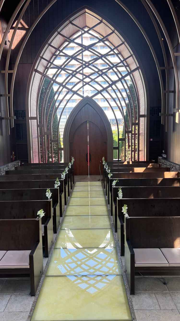 振り返った時に、参列者よりも高い場所に立っているので、全体を見渡す事ができ、お顔も見れます。