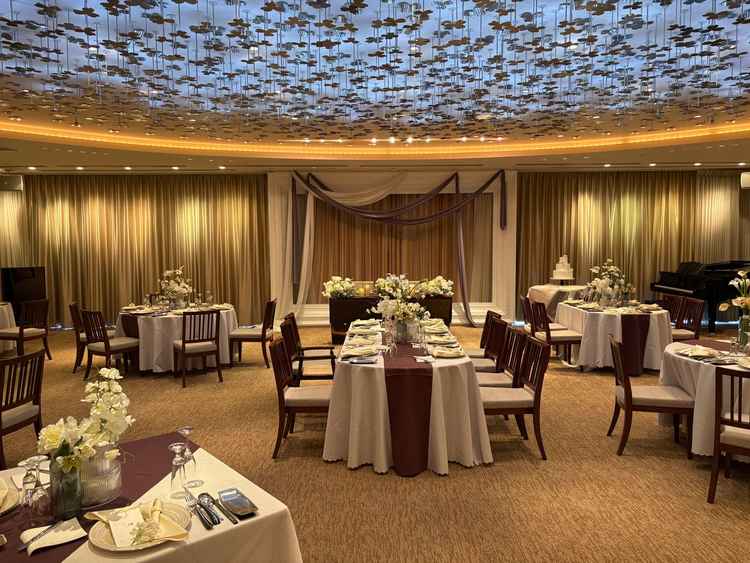 披露宴会場はカーテンを閉めると雰囲気が変わり、天井の仕様が煌びやか。