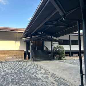 施設の外観の様子です。通路にはしっかりと屋根があり、雨の日の移動も安心な構造になっていました。