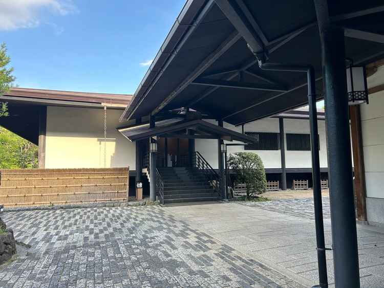 施設の外観の様子です。通路にはしっかりと屋根があり、雨の日の移動も安心な構造になっていました。