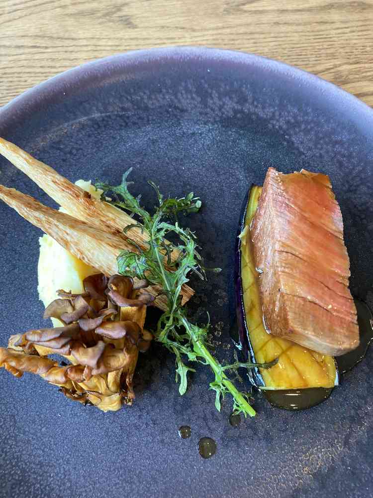 見た目も味も美しく柔らかい上品な味のお肉料理でした。