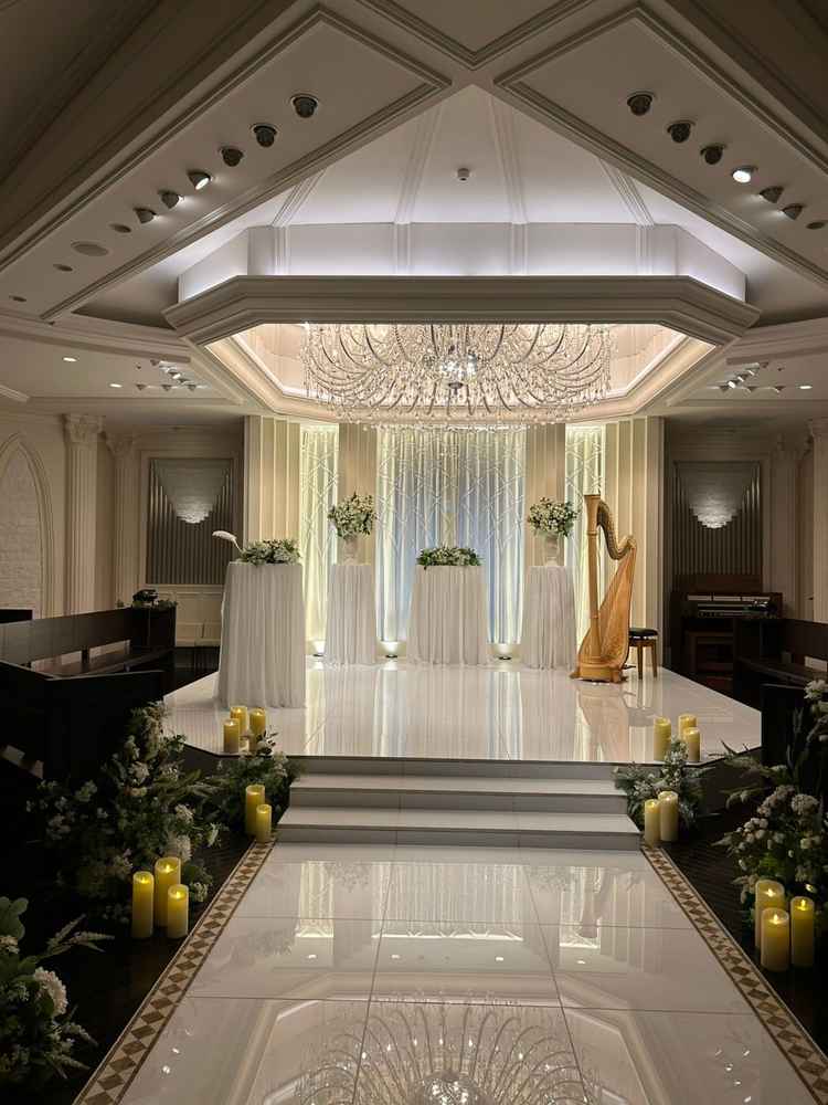 チャペルの席が対面式で、みんなで式を作るというコンセプトが素敵でした。