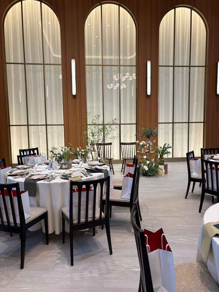 披露宴会場のシンプルで上品な雰囲気