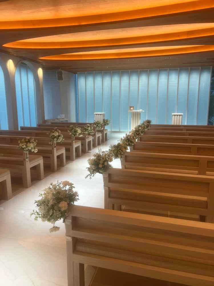 木目調の温かみのあるチャペルでした。