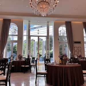 白を基調とした披露宴会場でした。