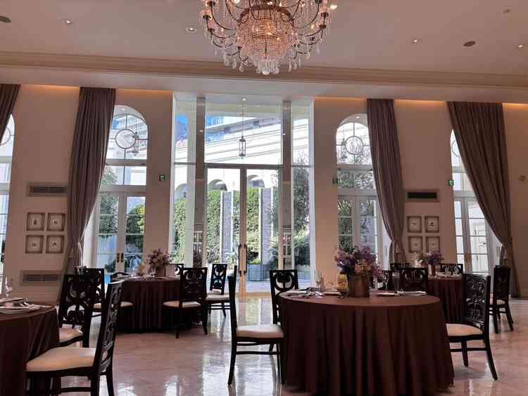 白を基調とした披露宴会場でした。