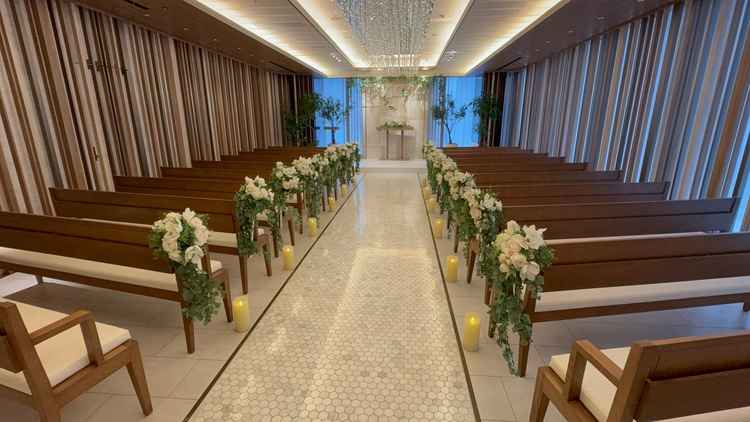 チャペルの画像です。屋内で雨の日にも関わらず、しっかりと自然光を感じられる素敵なチャペルでした。