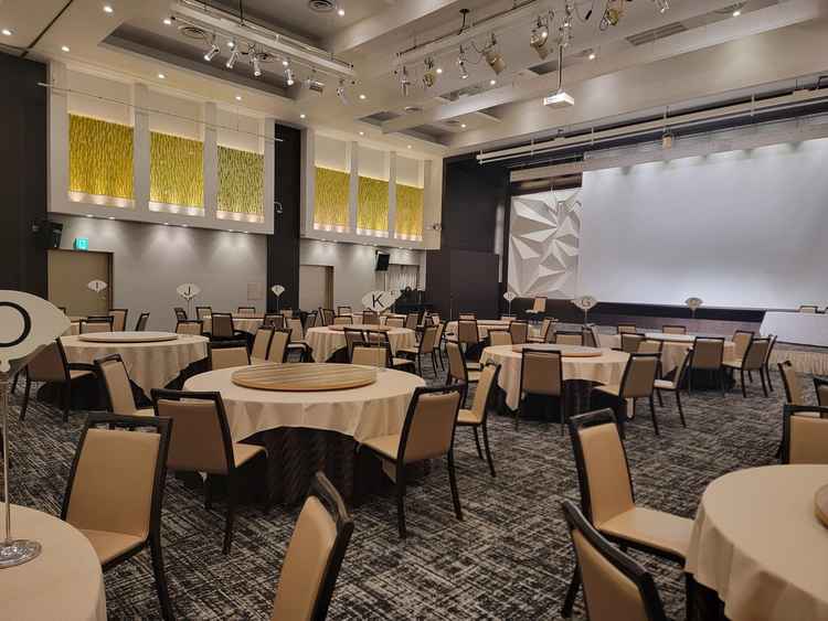 披露宴会場です。１００名ぐらい入ると言ってましたしマッピング映像も後ろと前でどちらもできていました