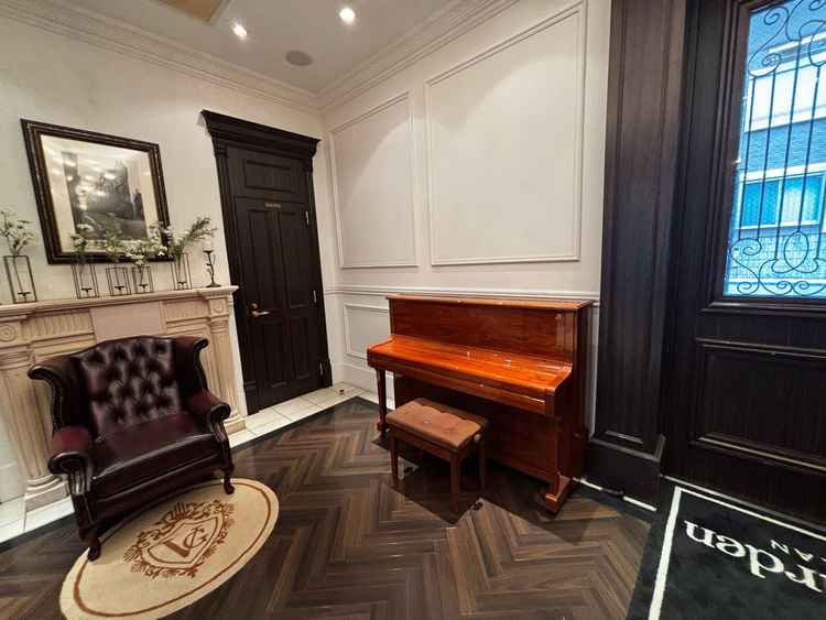 玄関先にもピアノが設置されており、様々なシチュエーションを実現でき素敵な会場だと思いました。