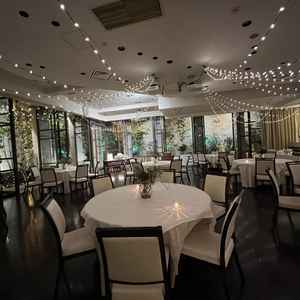 デザインやバーカウンターが魅力的で、カジュアルな雰囲気の式や2次会等に最適な会場だと感じました。