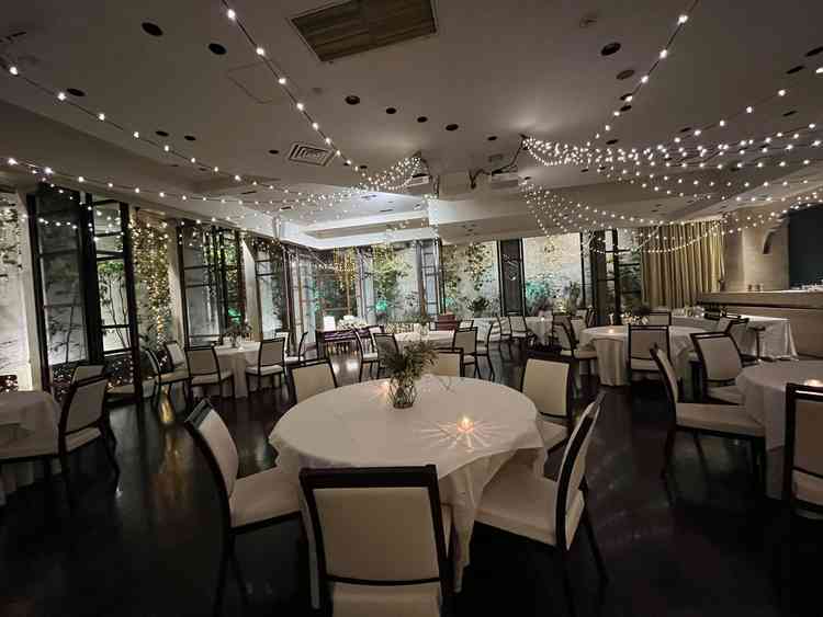 デザインやバーカウンターが魅力的で、カジュアルな雰囲気の式や2次会等に最適な会場だと感じました。