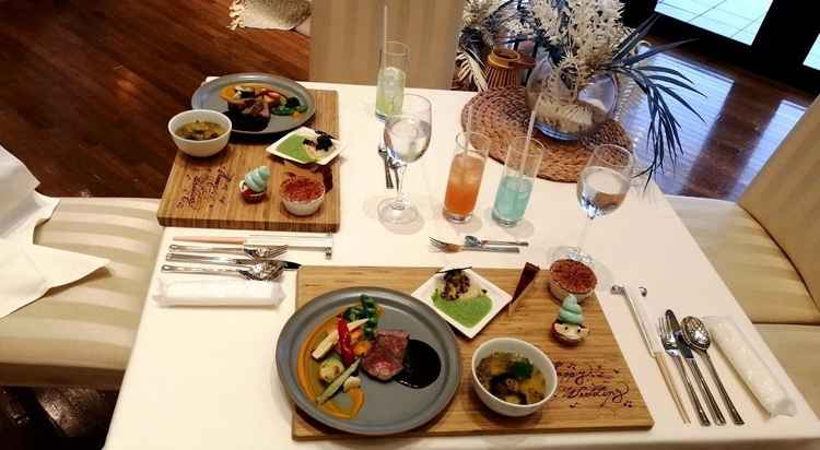 食前の3種類のカクテルジュースから、見た目にもこだわりを感じる、おいしいお料理でした。