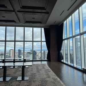 披露宴会場と隣続きのスペース。当日はここに人工芝をひいたりビュッフェスペースにしたりと色々できそう！