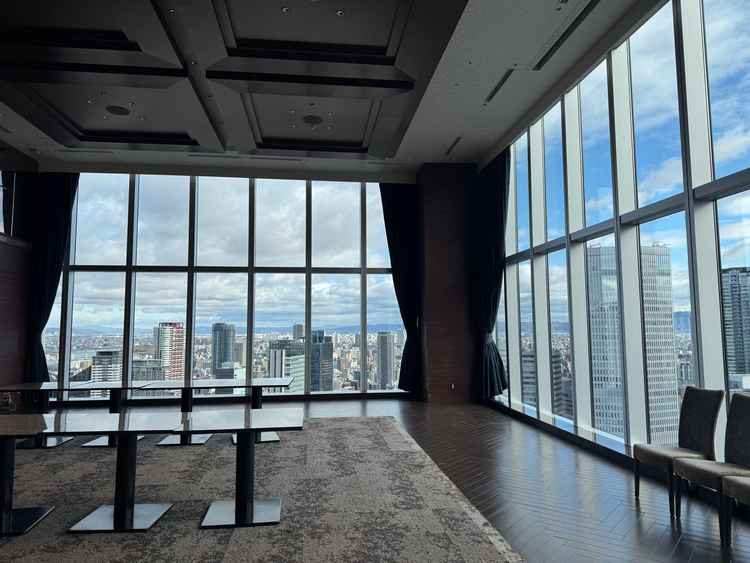 披露宴会場と隣続きのスペース。当日はここに人工芝をひいたりビュッフェスペースにしたりと色々できそう！