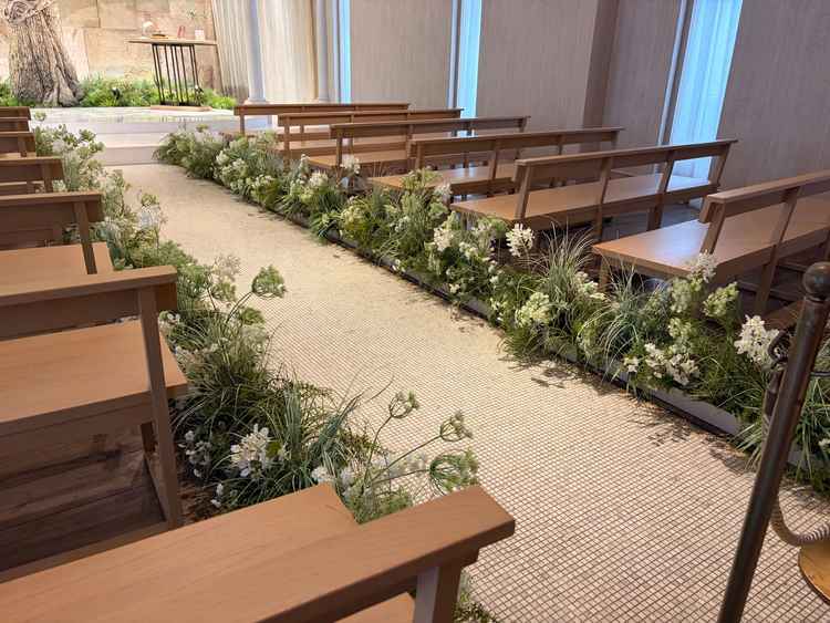 挙式会場。花は造花ですが、そこまで違和感がありません。