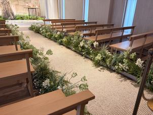 挙式会場。花は造花ですが、そこまで違和感がありません。