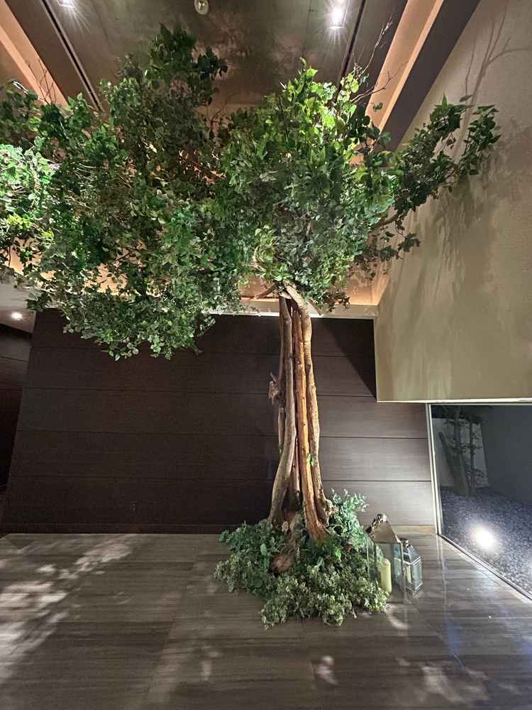 エントランスにあったこの木がすごいインパクトがあり、自分たち好みの飾り付けができるのがいいと思った。