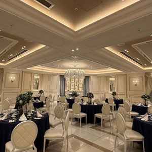 ダイヤモンド型の披露宴会場です。人数が減っても広さを感じさせず配置ができると感じました。