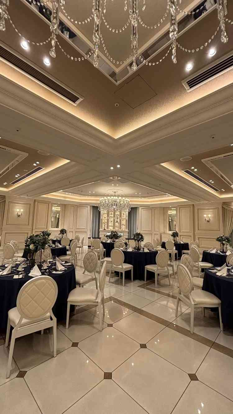 ダイヤモンド型の披露宴会場です。人数が減っても広さを感じさせず配置ができると感じました。