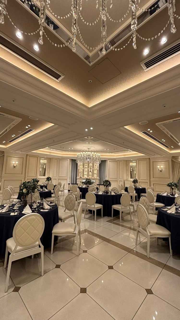 ダイヤモンド型の披露宴会場です。人数が減っても広さを感じさせず配置ができると感じました。